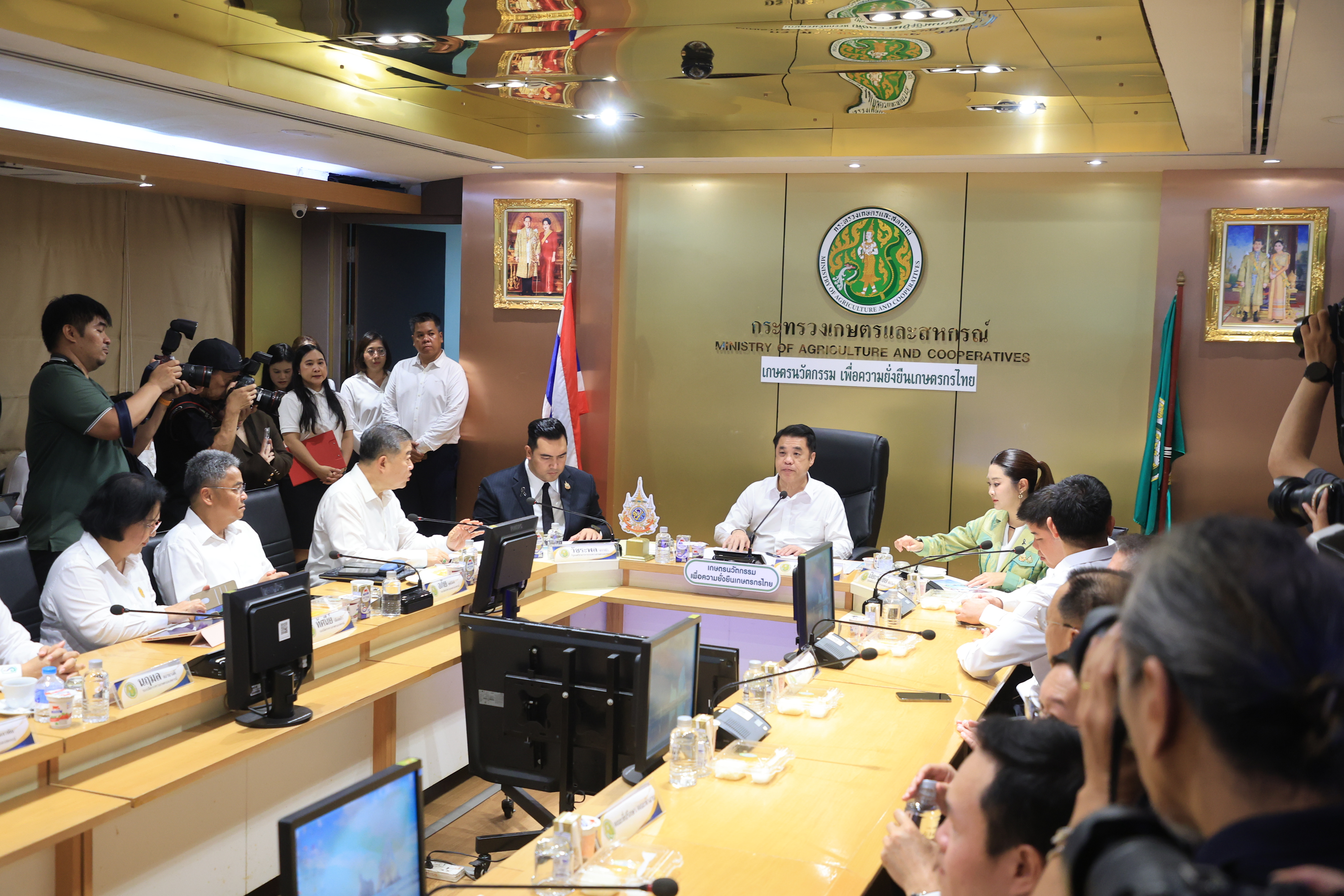 title - เลขาธิการ ส.ป.ก. ร่วมการประชุมผู้บริหารระดับสูงของกระทรวงเกษตรและสหกรณ์ รับมอบนโยบาย รมว.กษ. 5 ด้าน เน้นการทำงานเชิงรุก ลดขั้นตอน เร่งการนำเทคโนโลยีดิจิทัลมาช่วยในการทำงาน ผลักดัน 6 เรื่องเร่งด่วน ต้องเห็นผลที่เป็นรูปธรรม ชูแนวคิดหลัก “เกษตรนวัตกรรม เพื่อความยั่งยืนเกษตรกรไทย” 